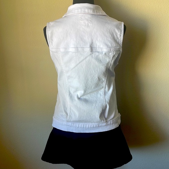 NWOT Kensie denim vest Color white size medium Fit size 6/8  Chest 38 in L 23 in - Picture 3 of 5